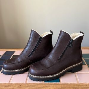 Blonde shearling lined leather lug sole boots 8.5